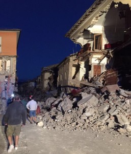 Terremoto, bilancio aggiornato: 241 morti, 215 estratti vivi