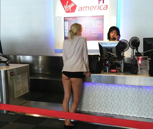 La ragazza bionda al check-in della Virgin, mutande o short? La FOTO ha fatto il giro del mondo, web scatenato