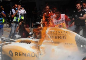 VIDEO YOUTUBE F1 Gp Malesia: in fiamme la Renault di Kevin Magnussen