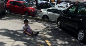 Mamma lascia figlio di 3 anni in strada, sotto il sole, per tenerle il parcheggio FOTO