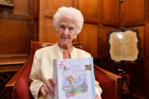 Grace Jones, 110 anni, svela elisir: "Ogni sera bevo un bicchiere di whisky"