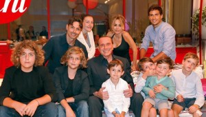 Berlusconi con i nipoti su Chi