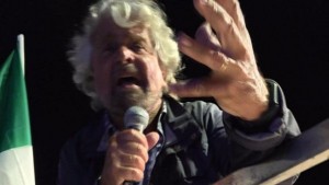 Beppe Grillo, gaffe ("Diranno che Di Maio è gay"): rabbia social  