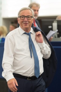 Juncker: "Non ho problemi con l'alcol". E beve 4 bicchieri di champagne mentre lo intervistano