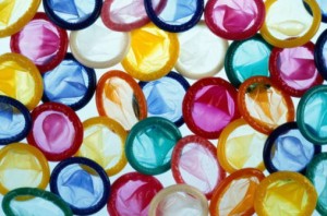 Busta di plastica al posto del preservativo: coppia finisce in ospedale
