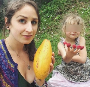 Mamma vegana, la dieta della figlia di 5 anni: "Mangia solo frutta e verdura cruda"