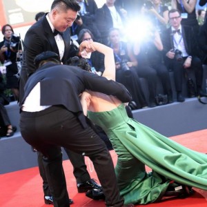 Mostra del Cinema di Venezia, attrice cinese Liang Jingke cade sul red carpet FOTO