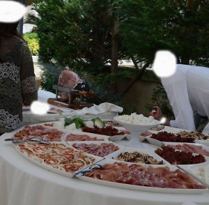 Otranto, cameriere spruzza insetticida su buffet del matrimonio FOTO