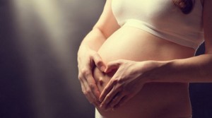 Ragazza di 16 anni finge di essere incinta di 3 gemelli per 3 mesi: voleva attenzioni
