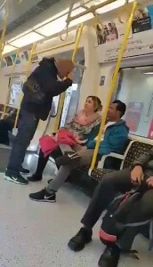 Picchia asatico nella metro di Londra: donna insegue aggressore9