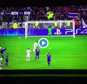 VIDEO - Buffon para rigore a Lacazette in Lione-Juventus