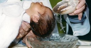 Battesimo con mistero: acqua si "trasforma" in rosario FOTO