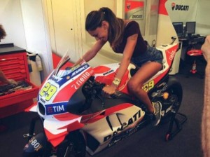 Belen Rodriguez in sella sulla moto di Andrea Iannone (foto Instagram)