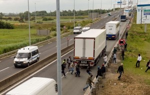 Calais, migrante blocca strada: automobilista lo investe