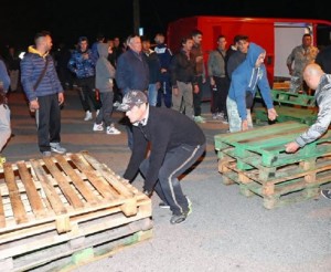 Goro (Ferrara), paese fa le barricate contro il pullman di profughi