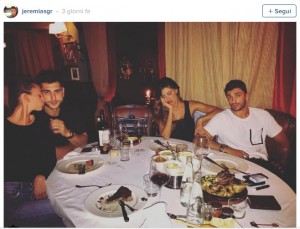 Belen Rodriguez e Iannone a cena col fratello di lei: tutti sembrano annoiarsi 