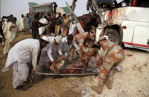 Pakistan, scontro tra due bus: 24 morti, molte donne e bimbi