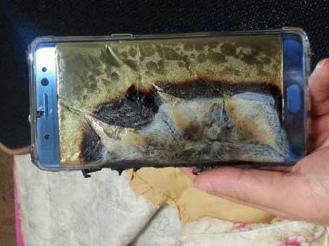 Samsung Galaxy Note 7 fa fumo: aereo sfollato, niente decollo