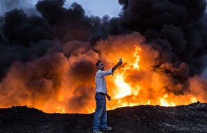Mosul, scatta selfie accanto alle fiamme
