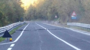 Terremoto: torrente straripa tra Visso e Preci. Crolla strada tra Visso e Norcia