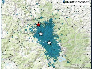  Gli epicentri dei terremoti nell’Appennino centrale dopo quello del 24 agosto. Con la stella rossa la scossa di 5.4 delle ore 19,10 del 26 ottobre, con le stelle bianche le scosse di 6.0 e 5.4 del 24 agosto