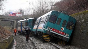 Napoli, treno deraglia vicino Pozzuoli