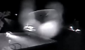 YOUTUBE "Ufo in giardino": misteriosa luce sopra la piscina