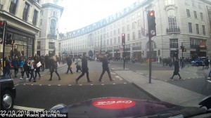  Decine ciclisti passano col rosso a Londra pedoni vengono schivati7