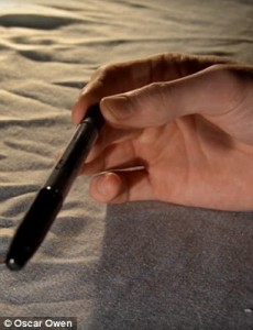Nascondere la penna dentro la mano: ecco come funziona il trucco111
