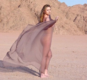 Anna Falchi nel deserto indossa nulla o quasi FOTO