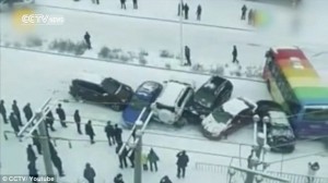 Nove auto e un bus "pattinano" sul ghiaccio: mega incidente in Cina