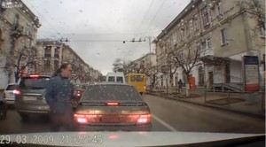 VIDEO YOUTUBE Attraversa strada guardando smartphone, centrato dal bus