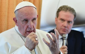 Papa Francesco: "Migranti da accogliere e integrare. Serve prudenza"