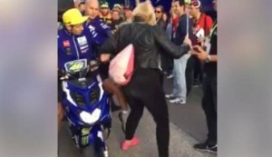Valentino Rossi, la donna investita nel paddok: "Mi ha dato un calcio. Come a Marquez..."