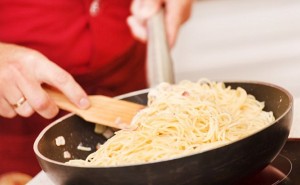 Sbucciare la frutta, scongelare la carne, pelare l'aglio: 12 trucchi da cucina