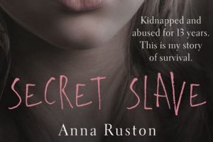 Anna Ruston, schiava per 13 anni da Malik. Nel libro Secret Slave...