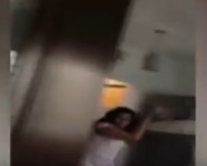 YOUTUBE Avvocato picchia moglie e figlia: video girato dalla sorellina