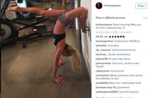 Britney Spears, FOTO Instagram mentre fa spaccata a testa in giù