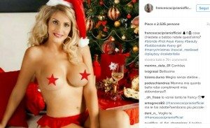 Francesca Cipriani "svestita" da Babbo Natale FOTO: "Che regalo volete?"