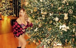 Mariah Carey bollente a Natale: foto sotto albero e video...
