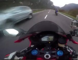 VIDEO Max Wrist, in moto a 300 km orari in Trentino: web lo attacca