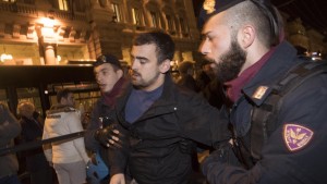 YOUTUBE Palazzo Chigi, manifestazione anti Renzi: studenti contro Polizia
