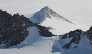 YOUTUBE Piramide di ghiaccio in Antartide: il mistero della montagna perfetta