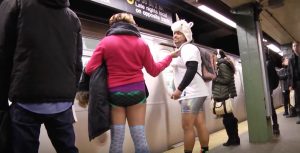 YOUTUBE No Pants Subway Ride: in metropolitana in mutande VIDEO
