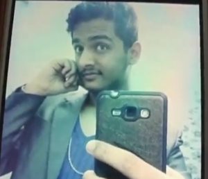India, due giovani morti per un selfie: travolti da un treno