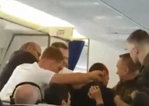 Russo ubriaco a bordo del volo Londra-Bangkok: in 10 per trattenerlo sul sedile