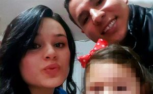 Poliziotto accoltella la moglie incinta nel supermercato: lei muore
