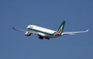 Alitalia, piano tagli da 160 milioni nel 2017