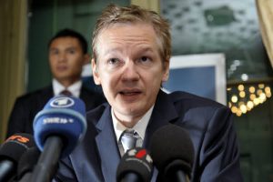 Assange uomo d'onore: "mi consegno se..." l'ultima bugia