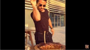 YOUTUBE Nusret, il sensuale chef turco che parla ai manzi e accarezza le salsicce 